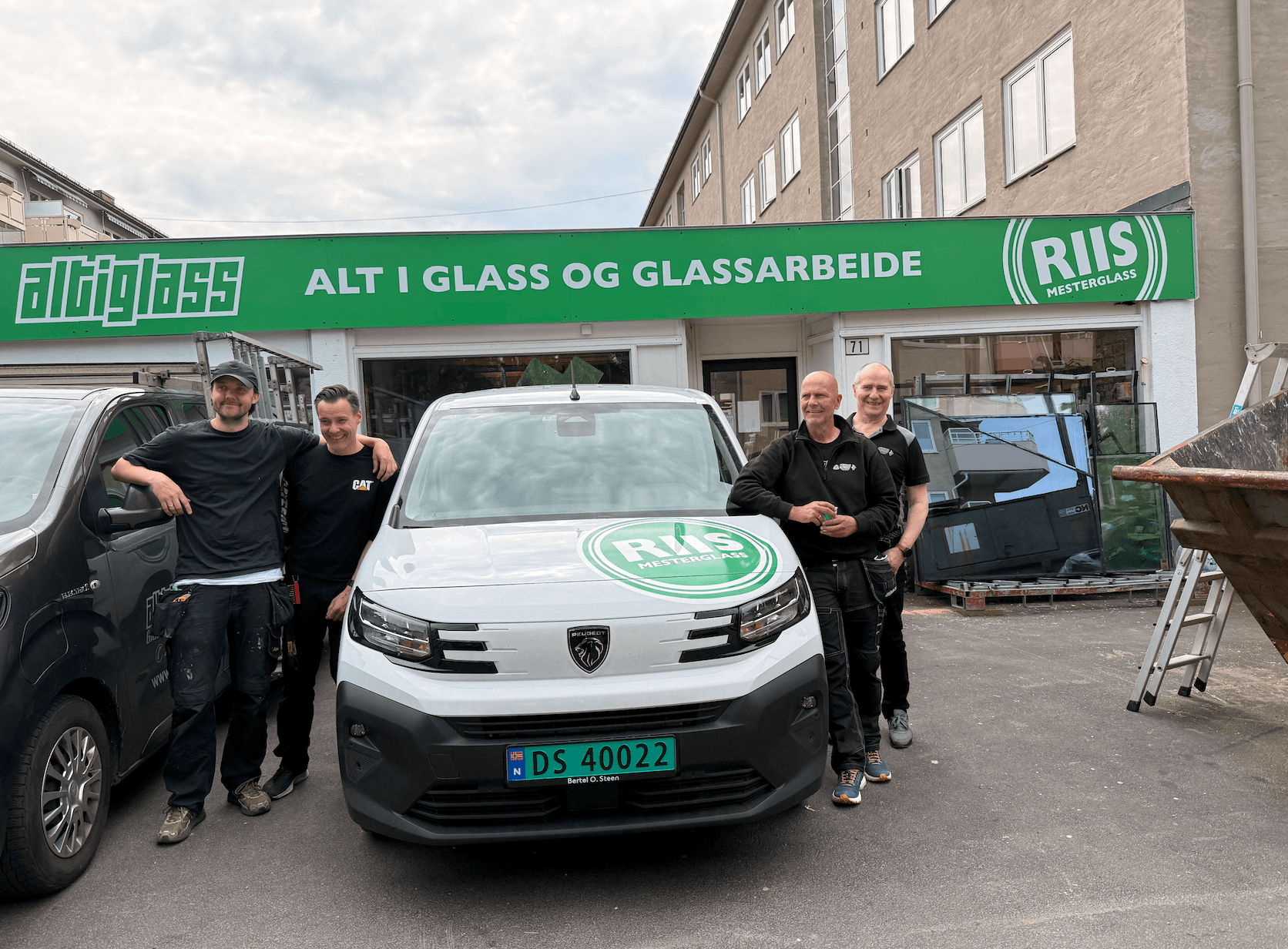 Fra venstre Trine Sten Larsen og i midten Knut Jørgen Larsen er blitt kompanjonger med Frithjof Riis i Andr. L. Riis AS. 