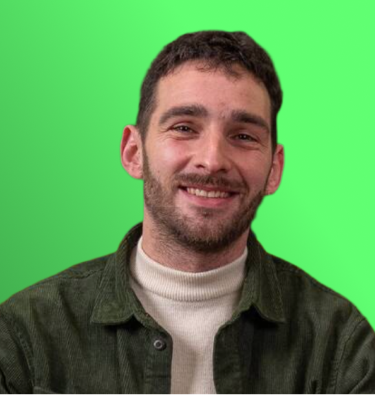 Portrait d'un homme souriant portant une chemise verte et un col roulé beige sur fond vert dégradé.