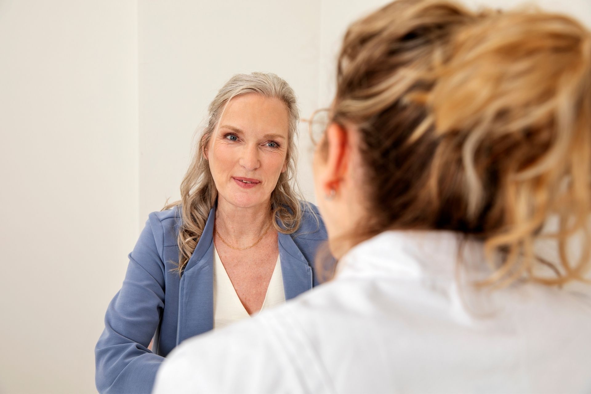Ouderdomsplekjes in de liezen laten behandelen