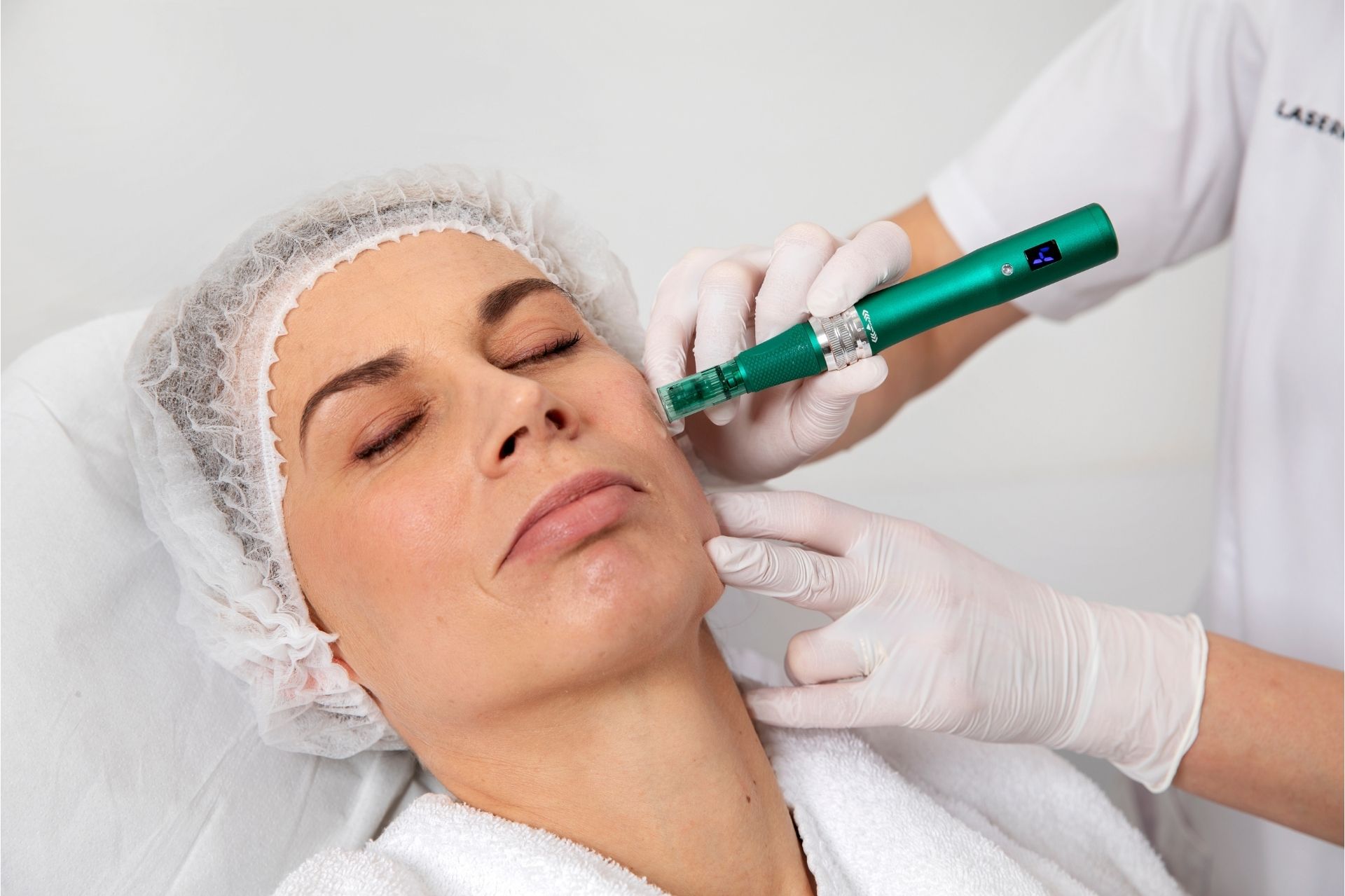 Cliënt bij Laserkliniek Zwolle, nabij Almelo, voor een professionele laserbehandeling.
