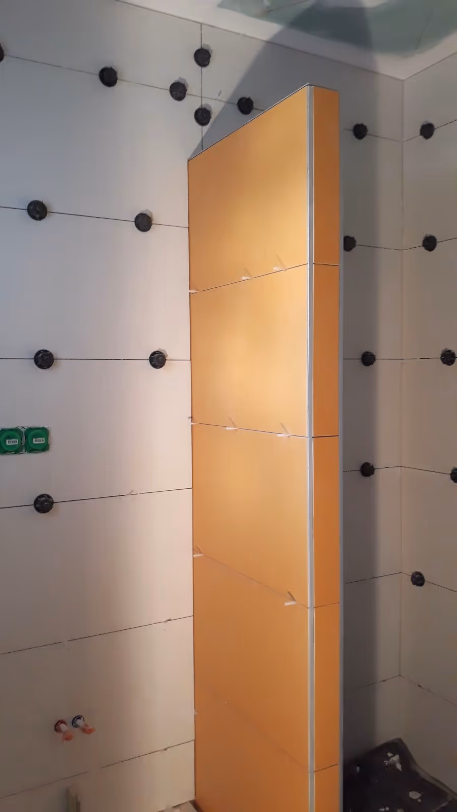 Début de la pose de carrelage dans un appartement moderne au Projet Beaurivage