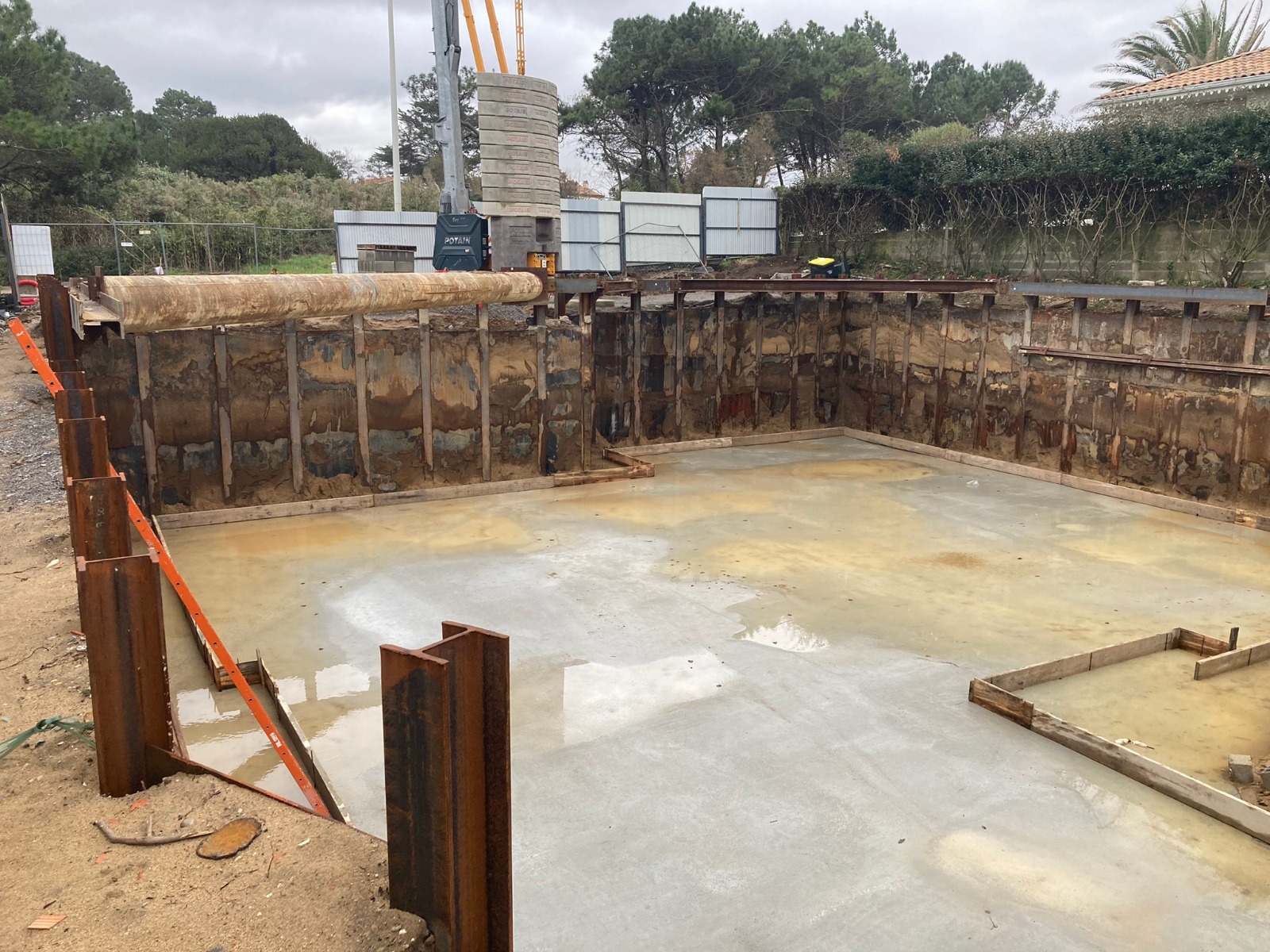 PROJET ILBARRITZ - Sous-sol en cours de réalisation pour cette maison contemporaine sur le front de mer de Biarritz