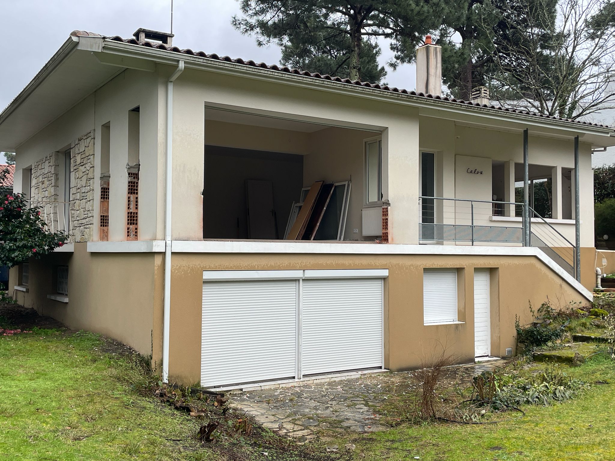 PROJET PEREIRE - Agrandissement des ouvertures pour la rénovation de cette maison des années 70. Le reloonking des façades est engagé.