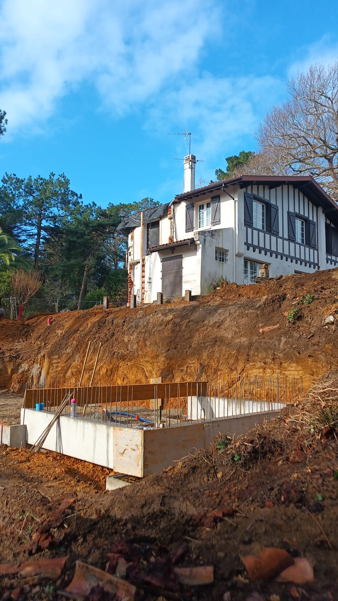 PROJET MOURISCOT - Piscine et terrassement pour cette vieille maison basque