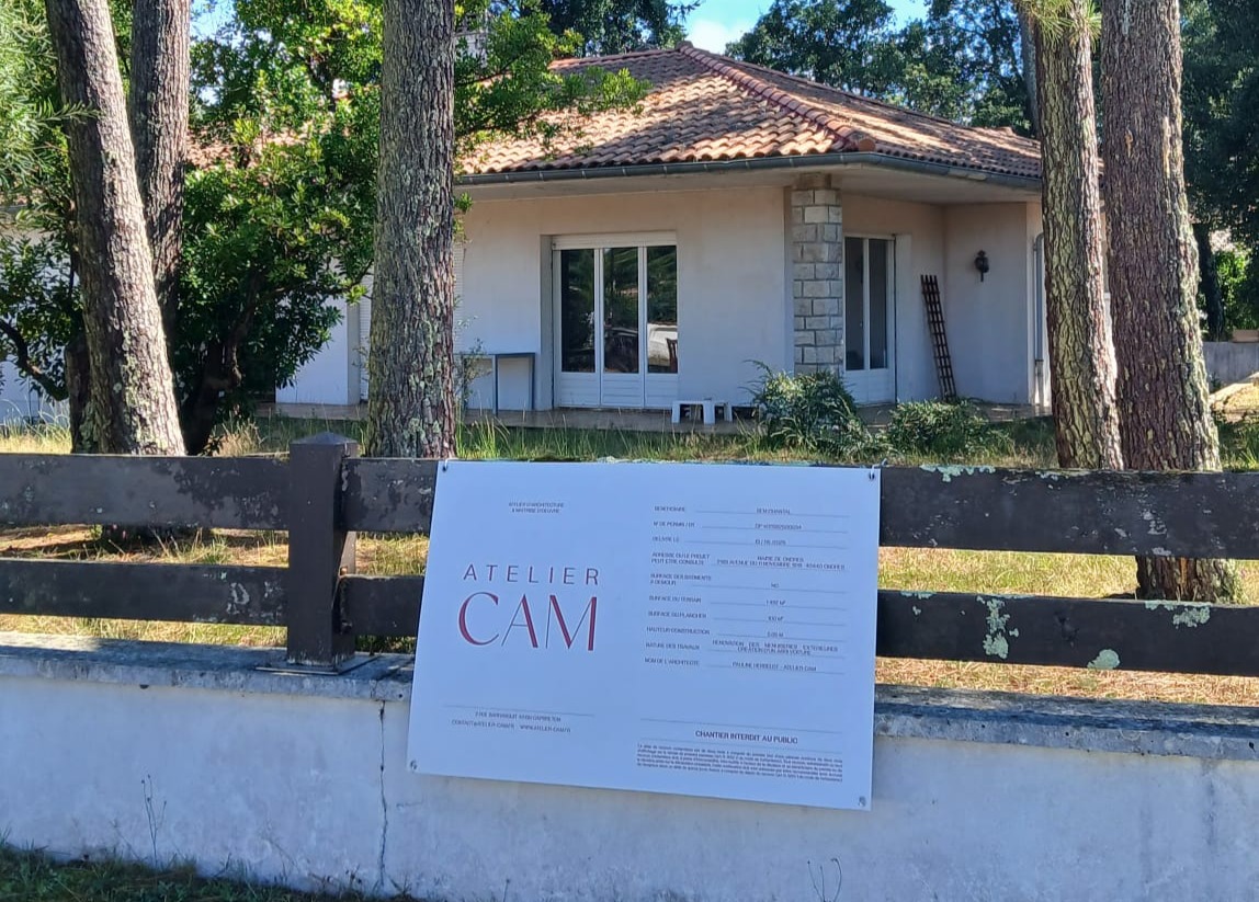 Projet Montaigne - Permis accepté, un véritable coup de neuf attend cette maison des années soixante-dix, une rénovation du sol au plafond!