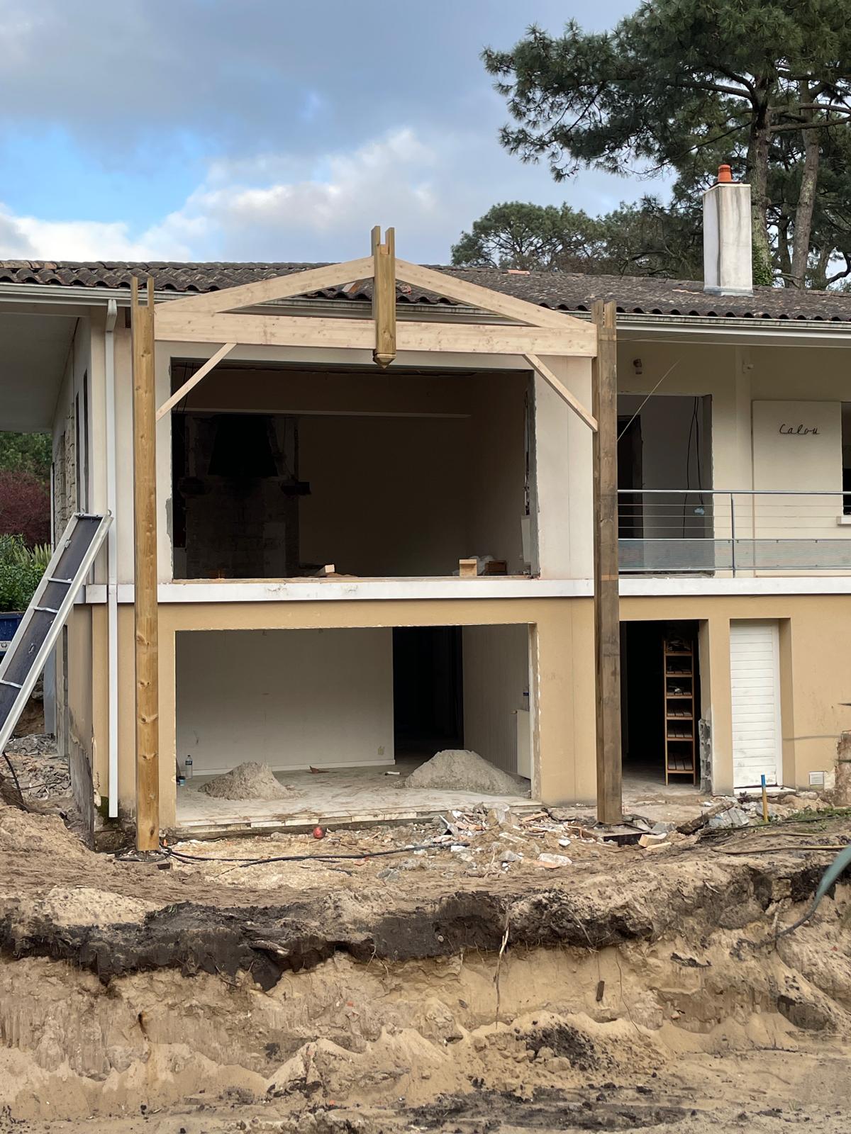 PROJET PEREIRE - NOUVELLE SILHOUETTE se dessine avec ces premiers éléments de charpente pour ce villa du quartier Pereire à Arcachon.