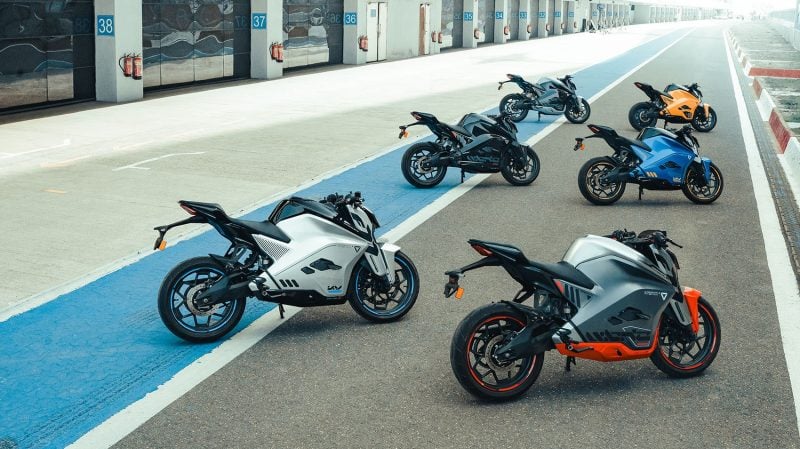 Le constructeur n'hésite pas à vanter les mérites de sa moto électrique F77 sur circuit ou dans des conditions de roulage extrême, comme en la faisant tomber dans l'eau. Nous ne manquerons pas de vérifier tout cela lors d'un prochain test. 