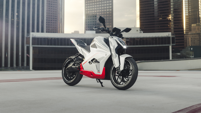 La moto électrique Ultraviolette F77 SuperStreet se distingue essentiellement par un guidon plus haut. 