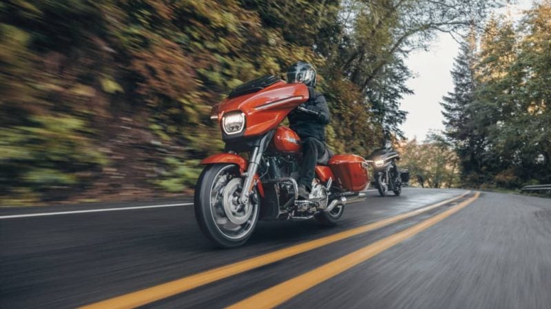 Avec son nouveau V-Twin, généreux en sensations et en couple, la Harley Davidson Street Glide 2024 assure de belles performances et une ambiance unique. C'est encore loin l'Amérique ? 