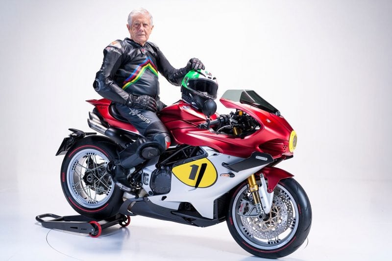 Avec la moto, les clients auront une combinaison sur mesure et un casque spécifique, ici mis en avant par ni plus ni moins qu'Agostini en personnne.