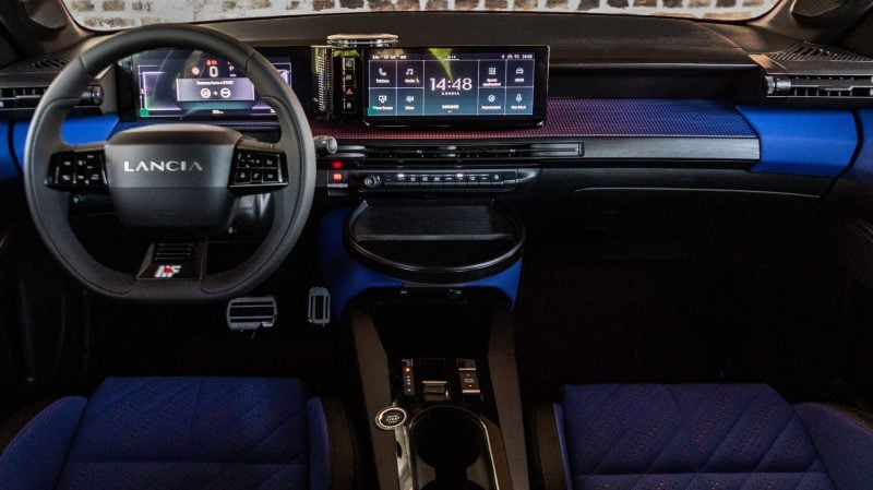 À l'intérieur de l'Ypsilon HF, le volant badgé HF et la sellerie Racing bleue sont spécifiques au modèle. 