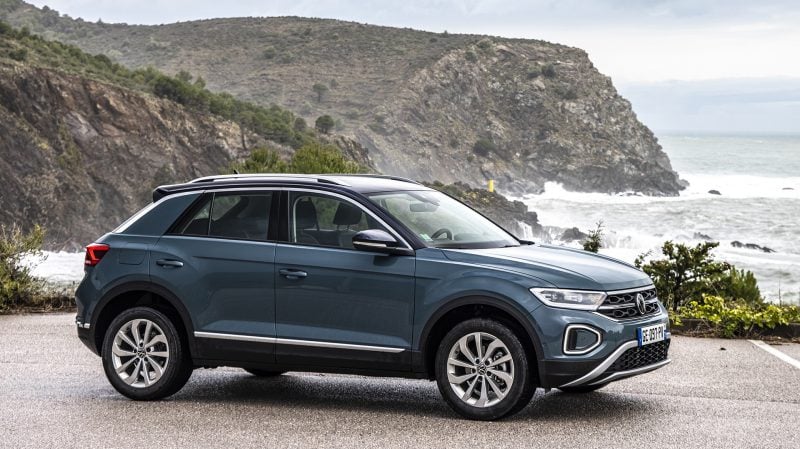 Malgré son âge relativement avancé, le Volkswagen T-Roc sorti en 2017 et restylé en 2022, fait de la résistance en Europe et prend la troisième place du podium en mai 2025. 