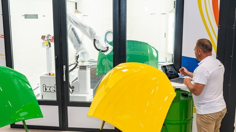Le robot-peinture Ixell est notamment prévu pour la peinture de certains éléments de carrosserie pas trop complexes à reprendre, comme les capots.