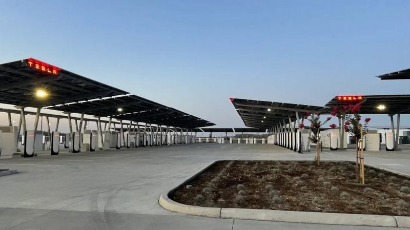 La particularité de la station Oasis est d’être capable de fonctionner de façon totalement indépendante du réseau électrique : l’énergie nécessaire à la recharge des voitures est produite localement via une ferme solaire de 11 MW et stockée dans dix Megapacks capable de stocker 39 MWh d'électricité. 