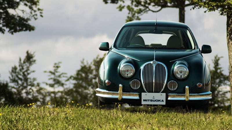 De face, avec un peu de distance, on pourrait presque croire être face à une Jaguar Mk2.