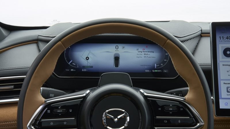 L'instrumentation de 10,2 pouces reprend les information essentielles mais la personnalisation est limitée. Sur une route séparée par un terre plein central, la représentation virtuelle voyait arriver des voitures de la voie de gauche, alors qu'en réalité il y a avait un mur.