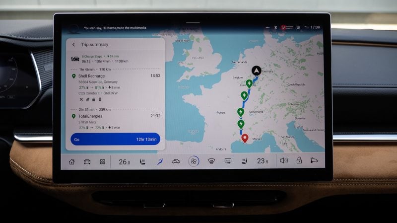 Trop rare sur le segment des électriques, la Mazda 6e apporte un planificateur d'itinéraire intelligent qui permet d'intégrer ses arrêts recharges à son trajet.