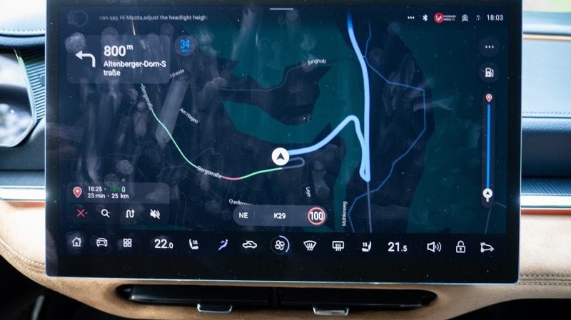 La dalle tactile aime un peu trop les traces de doigts. Le GPS est passé en mode sombre en plein jour et avait du mal à nous géolocaliser correctement.