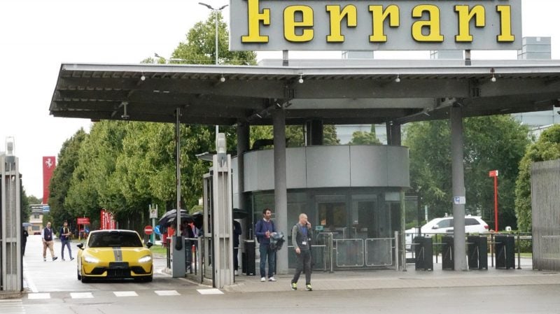 Une Xiaomi SU7 Ultra sort de l'usine de Maranello et ce n'est pas commun.