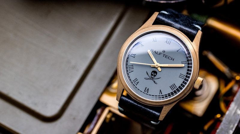 De son côté l’Académie Bronze Pirate accueille une tête de squelette, clin d’œil à la piraterie. 