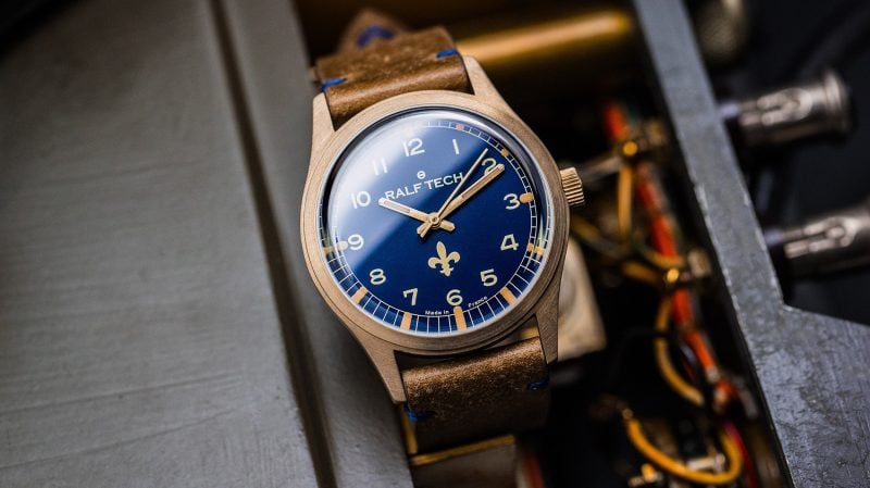 La Ralf Tech Académie Bronze Royale, rend hommage à notre Marine nationale avec sa fleur de lys apposé sur cadran bleu foncé.