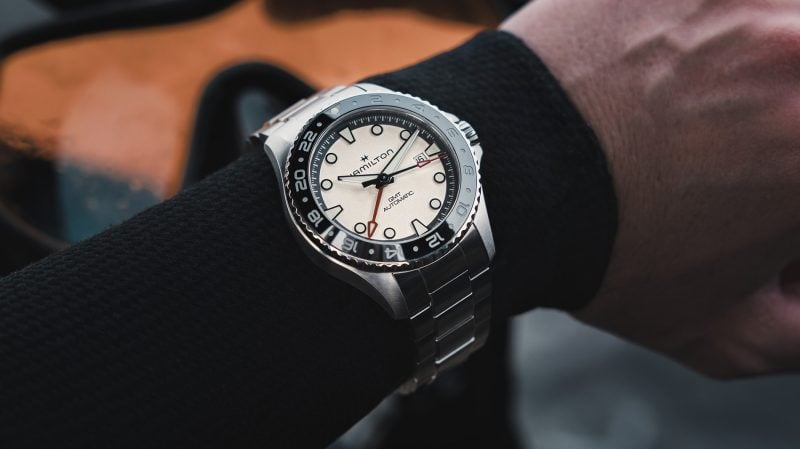 Cette Khaki Navy Scuba allie dorénavant sa vocation aquatique, à une fonction GMT qui permet de gérer un second fuseau horaire.