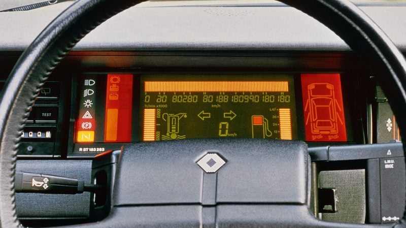 Des tas de voyants, de jauges et de couleurs, l'instrumentation de la Renault 11 TSE Electronic est aussi chargée que sympathique.