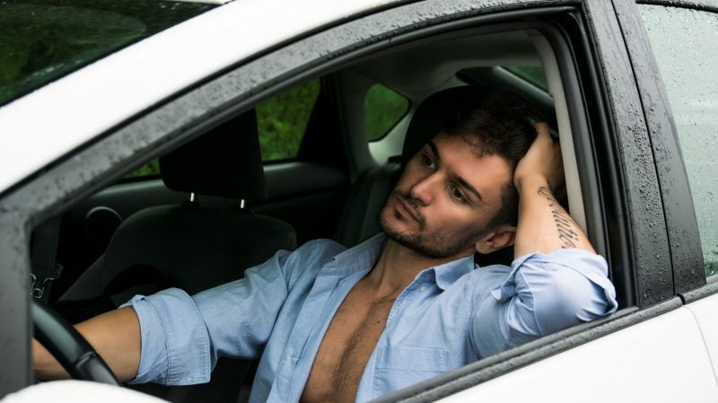 L'étude rappelle que savoir conduire, ce n’est pas savoir lutter contre la fatigue. La seule solution reste la prévention : faire une pause toutes les deux heures, et s’arrêter au moindre signe d’alerte.