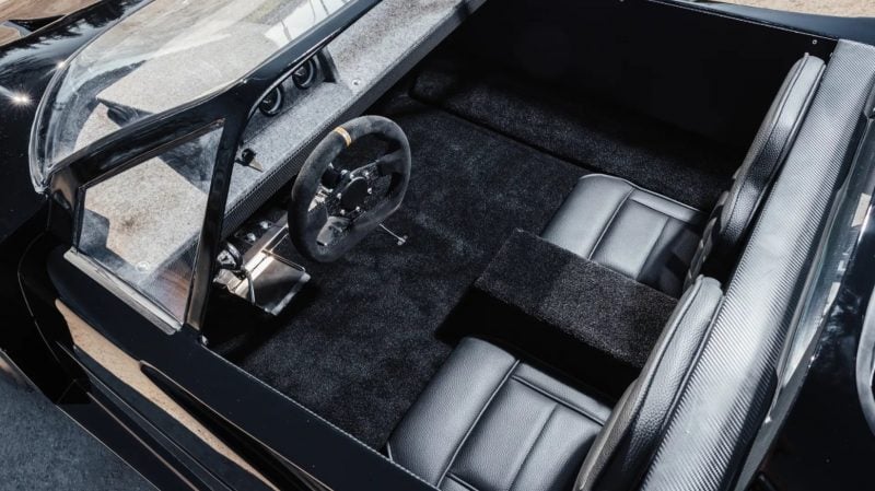 L'interieur lui aussi semble très soigné pour une voiture qui reste au départ, un jouet pour enfant.