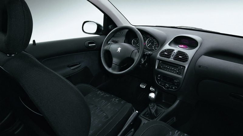 La finition de l'habitacle de la Peugeot 206 n'a jamais fait partie de ses qualités premières.