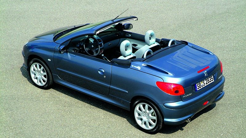 La Peugeot 206 CC a fait partie des pionnières du coupé-cabriolet.