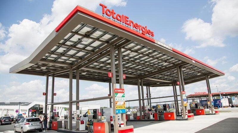 En moyenne, les niveaux de PM2.5 s’établissent à 15,2 µg/m³ près des bornes rapides, contre 11,9 µg/m³ près des stations-service. Autrement dit, une station de recharge électrique peut localement présenter davantage de particules fines qu’une station à essence.