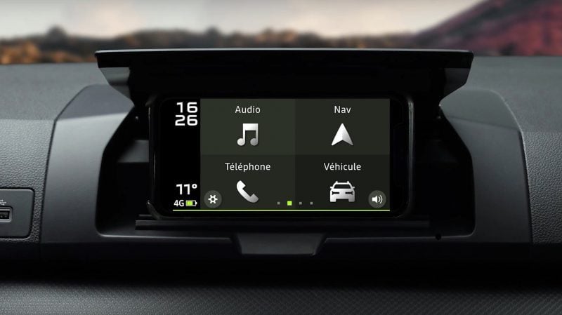 Récemment mise à jour, l'application Media Control de Dacia, à télécharger sur smartphone, permet non seulement de naviguer, d'écouter la musique ou d’appeler mais aussi de jeter un œil à des fonctions de bord comme la consommation ou la température moteur.