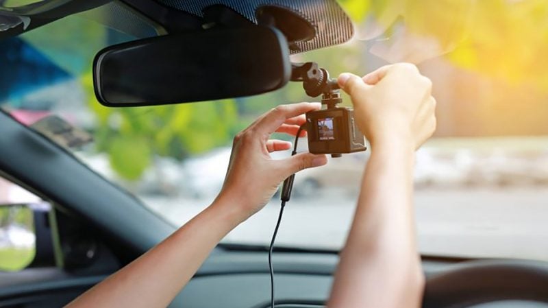 L'utilisation des dashcam restent floue en France. En effet, ce n'est pas tant la captation qui pose problème que la diffusion des images. En cas de diffusions publique il est impératif de flouter tout élément qui permet de reconnaitre l'identité d'une personne au risque de sanction qui peut aller jusqu’à une amende de 45 000 € et un an d’emprisonnement