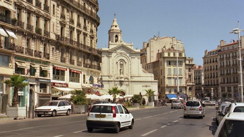 A Paris comme à Marseille, l'interdiction de la voiture en ville ne plaît ni aux usagers ni aux commerçants.