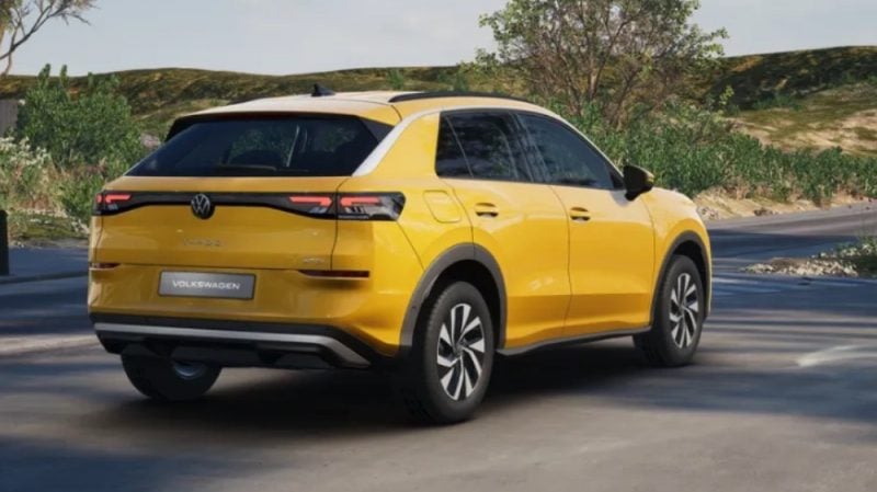 Pas de bande arrière à LED pour les deux premiers niveaux de finition. Et un moteur commun : le bloc micro-hybride 1.5 eTSI de 116 chevaux. 