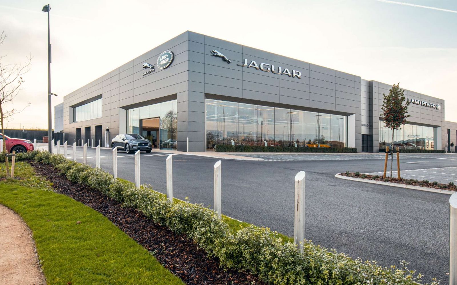 Jaguar Land Rover bloqué par un bug informatique le jour clé du marché auto britannique