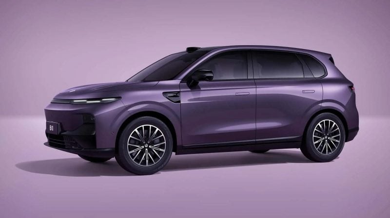 Avec un prix de base de 29 900 €, le Leapmotor B10 affiche un tarif très concurrentiel par rapport au Peugeot E-3008 et au Renault Scénic E-Tech.