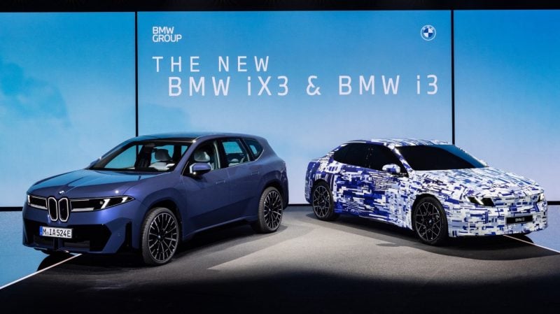 Chez BMW, à Munich, la star c'est le iX3. Mais la i3, attendue pour 2026, n'est pas loin, et fait une apparition camouflée.