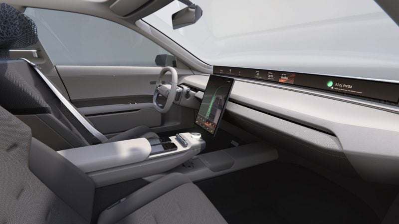 Le bandeau digital au bas du parebrise de la Skoda Vision O est dans l'esprit du iDrive Panoramic du BMW iX3.