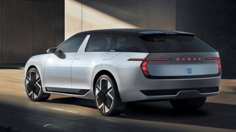 Le pavillon flottant et le montant central décalé sur la porte arrière donnent au concept Skoda Vision O une allure de pick-up.