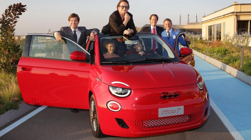 Ginevra (place passager), John et Lapo Elkann (à droite) pour le lancement de la Fiat 500 (Red) en 2021.