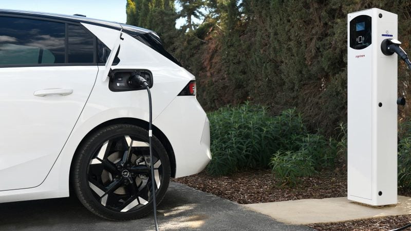 LMes données transmises par l’Agence européenne pour l’environnement montrent que les hybrides rechargeables rejettent en moyenne 139 g de CO₂/km en usage réel. Soit presque cinq fois plus que les 28 g/km officiellement retenus dans les calculs de flotte des constructeurs.