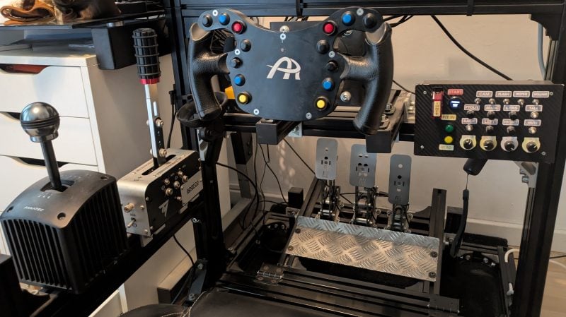 Voilà un aperçu du cockpit dont parle cet article. Il mélange du matériel neuf et d'occasion de diverses marques... avec une boîte à boutons artisanale conçue par un ami.