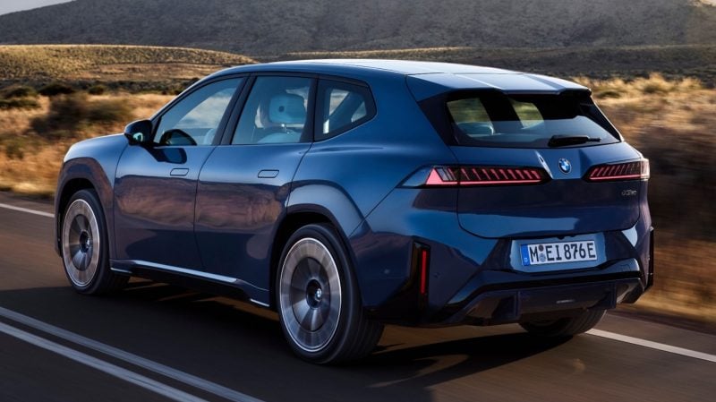 Le nouveau BMW iX3 présenté au salon de Munich 2025 a remplacé les vraies poignées de son prédécesseur par des poignées affleurantes qui se déploient automatiquement. 