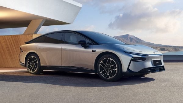 La Xpeng P7+, à ne pas confondre avec la P7 "tout court", est une berline routière 100 % électrique de 5,05 m de long. Comme une BMW i5. Mais avec un prix plus proche d'une Tesla Model 3. 