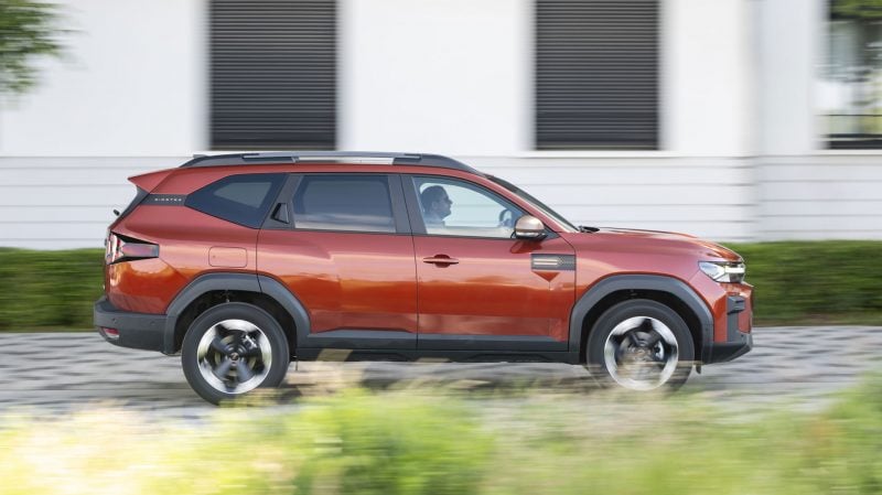 De prime abord, le Bigster s’apparente à un Duster allongé. De beaucoup même, puisqu’avec 4,57 m de long il le dépasse de 23,1 cm et se place même au-dessus d’un Renault Austral.