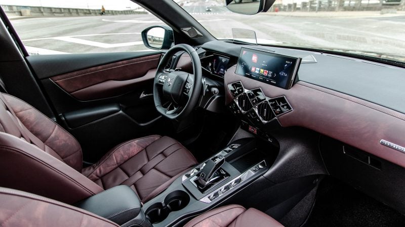 Cinq ambiances intérieures étaient disponibles au lancement du DS 3 Crossback, dont cette très chic finition Opéra Art Rubis.