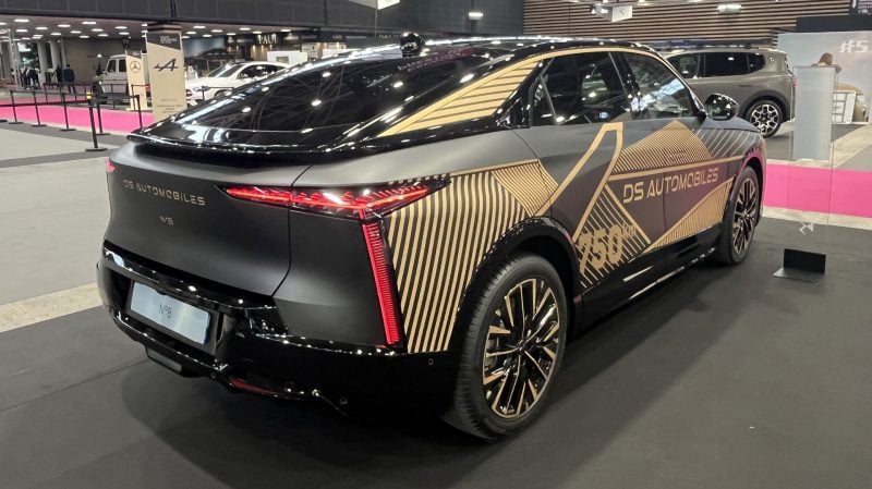 La DS N°8 avec ici une livrée spéciale, est présente au salon de Lyon 2025.