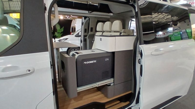 Le bloc cuisine est escamotable afin de permettre le passage par la porte coulissante.